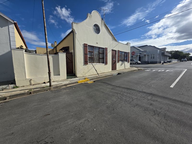 Charming Wheelchair-Friendly Corner Home with Loft Space & Business Potential - Photo 2