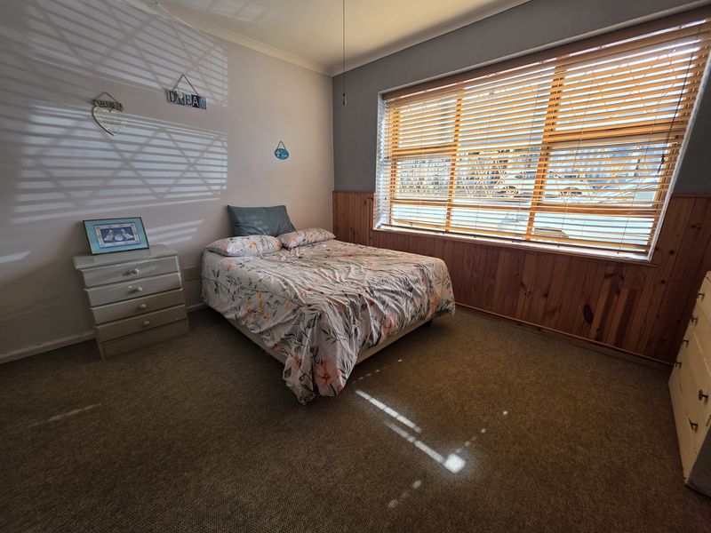 Charming Wheelchair-Friendly Corner Home with Loft Space & Business Potential - Photo 10