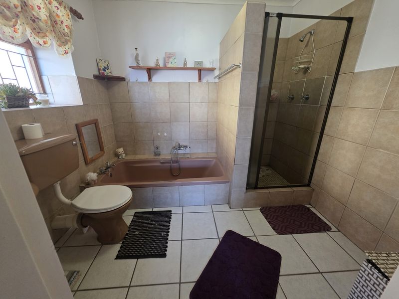Charming Wheelchair-Friendly Corner Home with Loft Space & Business Potential - Photo 7