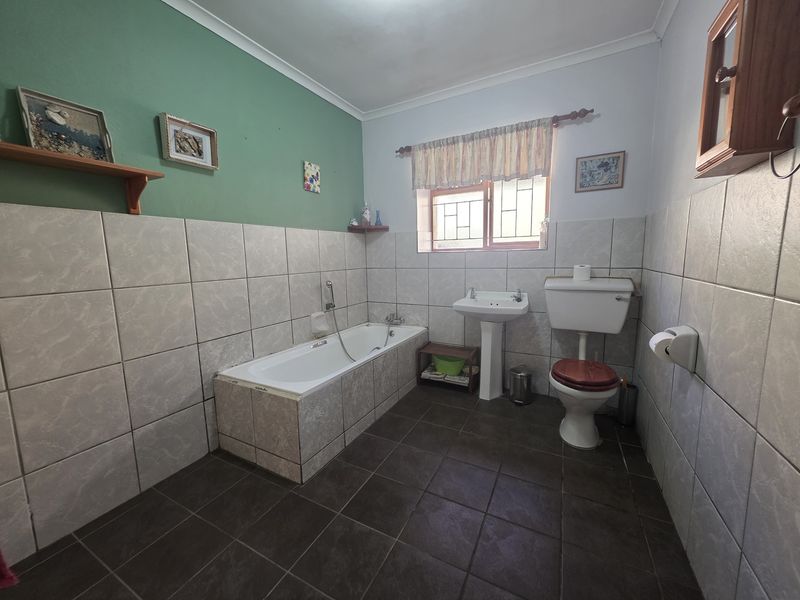 Charming Wheelchair-Friendly Corner Home with Loft Space & Business Potential - Photo 8