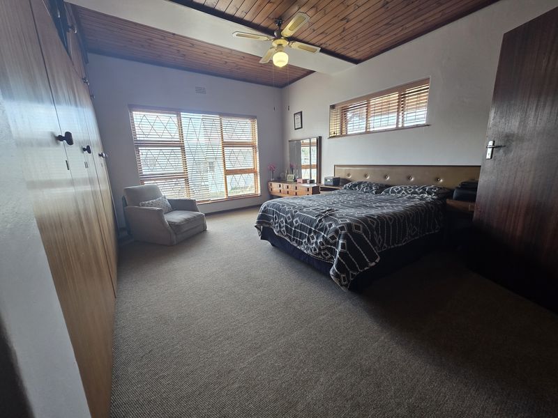 Charming Wheelchair-Friendly Corner Home with Loft Space & Business Potential - Photo 6