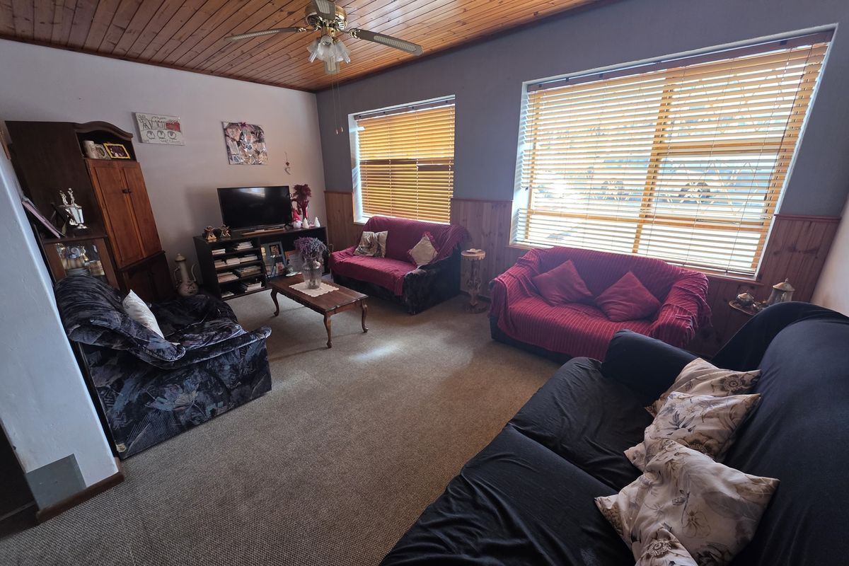 Charming Wheelchair-Friendly Corner Home with Loft Space & Business Potential - Photo 4