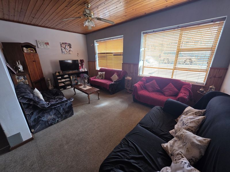 Charming Wheelchair-Friendly Corner Home with Loft Space & Business Potential - Photo 4