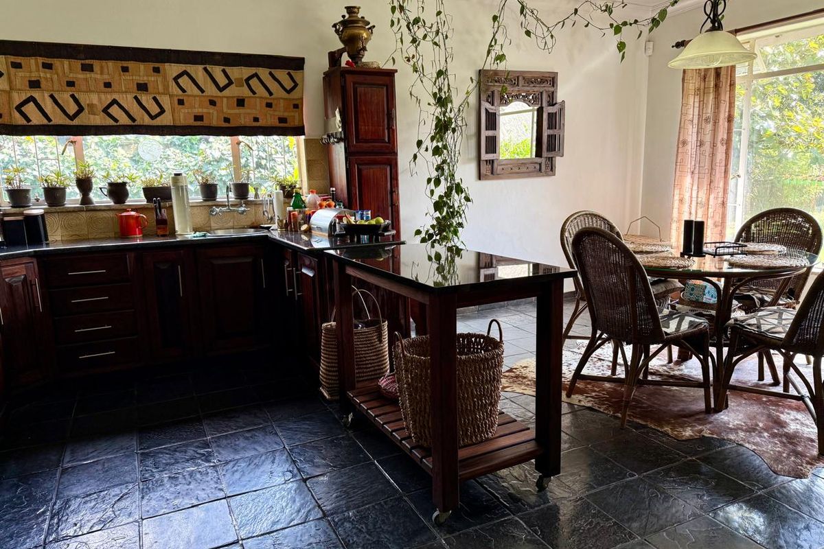 Spacious Family Home with Loft, Entertainment Lapa & Backup Utilities - Photo 4