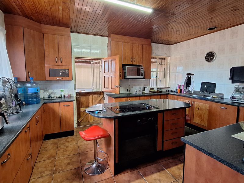 Spacious family home for sale!! - Photo 2