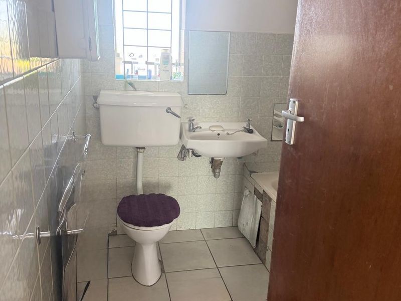Start or grow your portfolio with this spacious 2 Bedroom Apartment in Secure Westering Complex - Photo 5