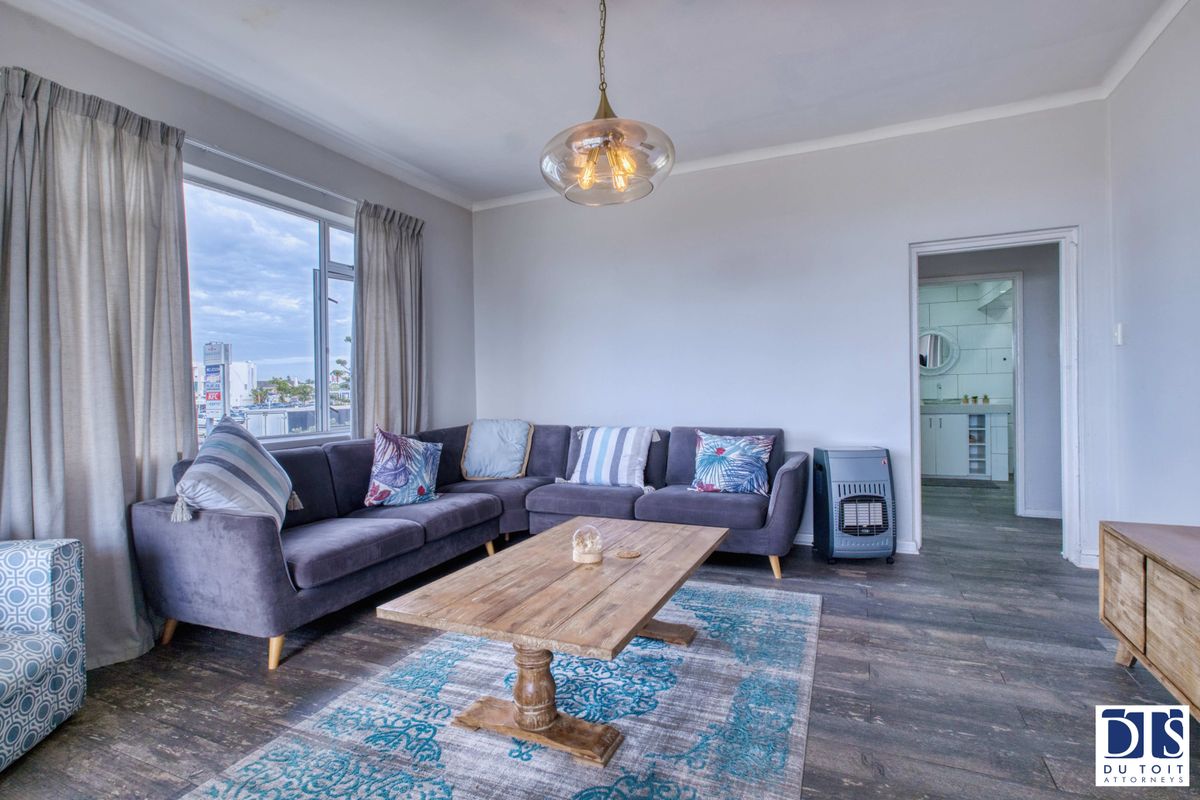 Stunning 3-Bedroom Apartment with Sea Views - Photo 3