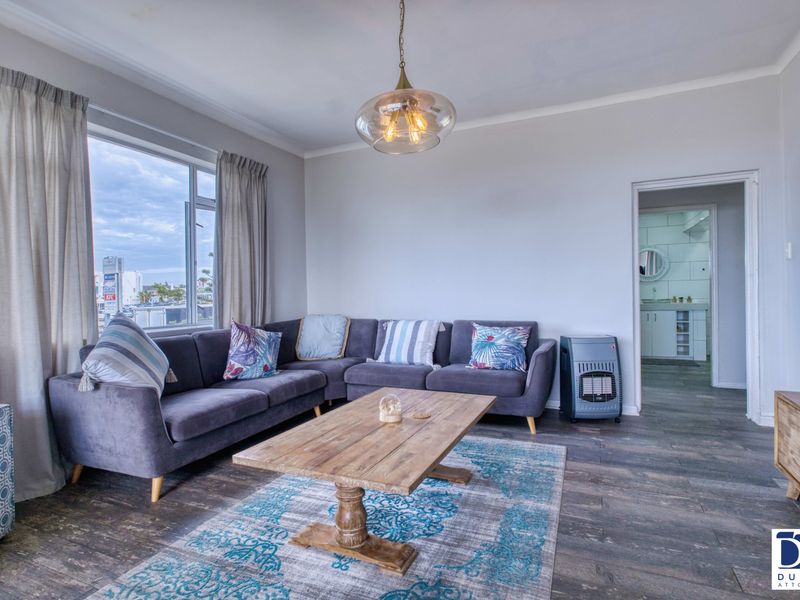 Stunning 3-Bedroom Apartment with Sea Views - Photo 3