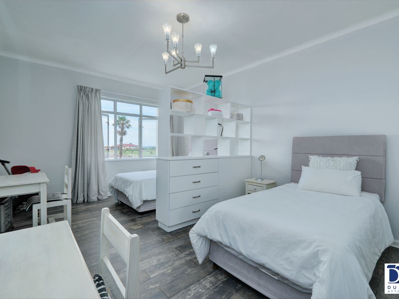 Stunning 3-Bedroom Apartment with Sea Views - Photo 8