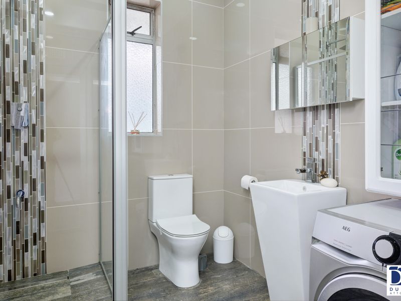 Stunning 3-Bedroom Apartment with Sea Views - Photo 9