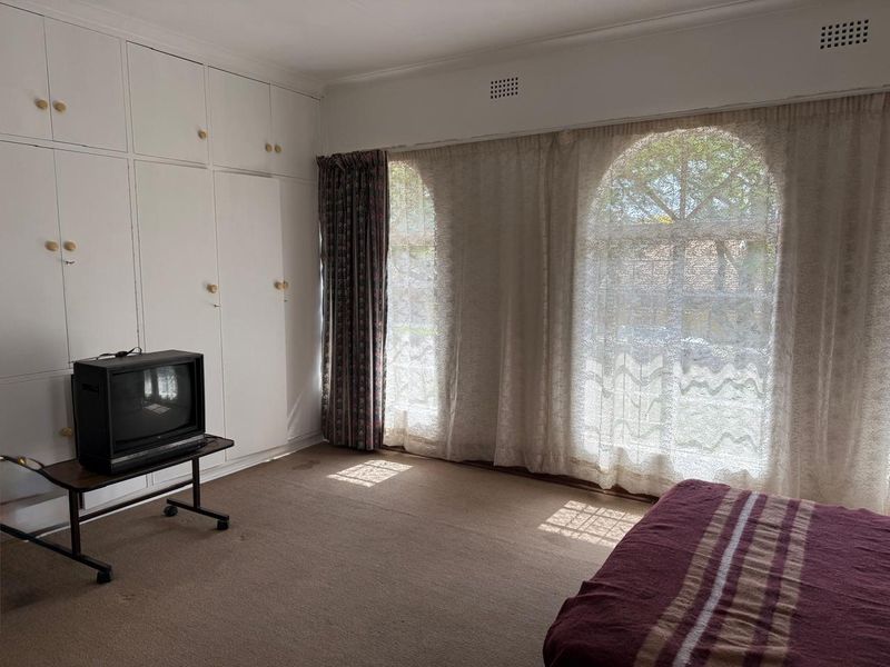 Neat & Secure 2-Bedroom Duplex with Lock-Up Garage - Photo 5