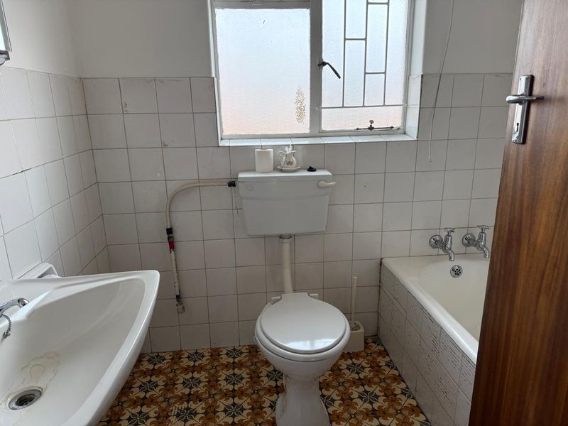 Neat & Secure 2-Bedroom Duplex with Lock-Up Garage - Photo 7