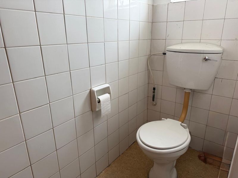 Neat & Secure 2-Bedroom Duplex with Lock-Up Garage - Photo 8