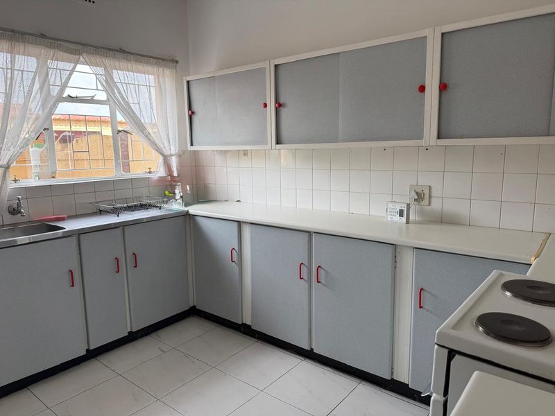 Neat & Secure 2-Bedroom Duplex with Lock-Up Garage - Photo 3