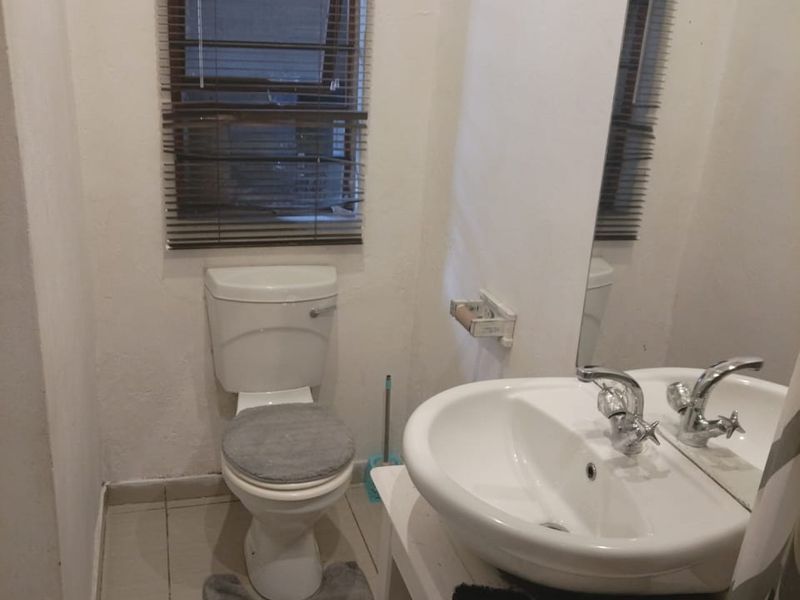 One Bedroom Flat to Let in Central - Photo 7