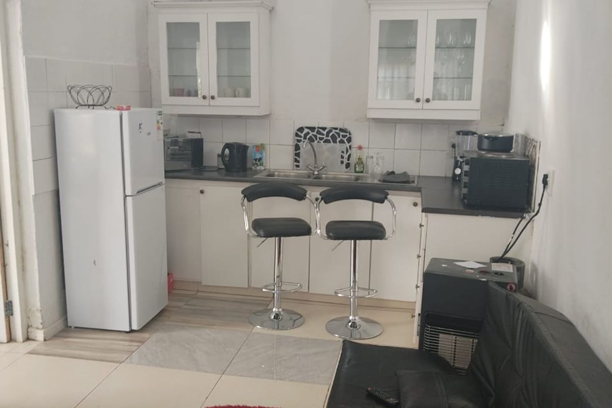 One Bedroom Flat to Let in Central - Photo 2