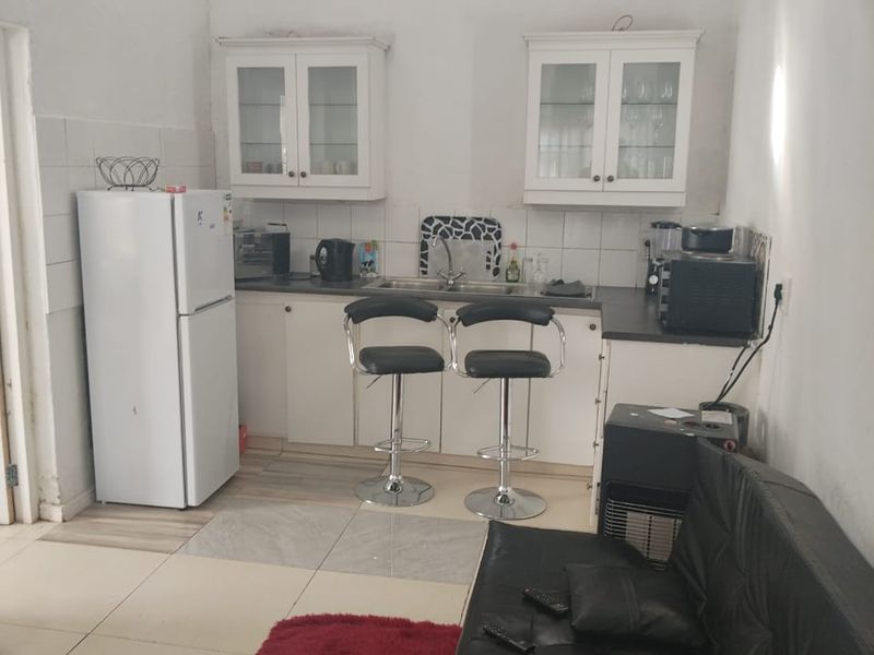 One Bedroom Flat to Let in Central - Photo 2