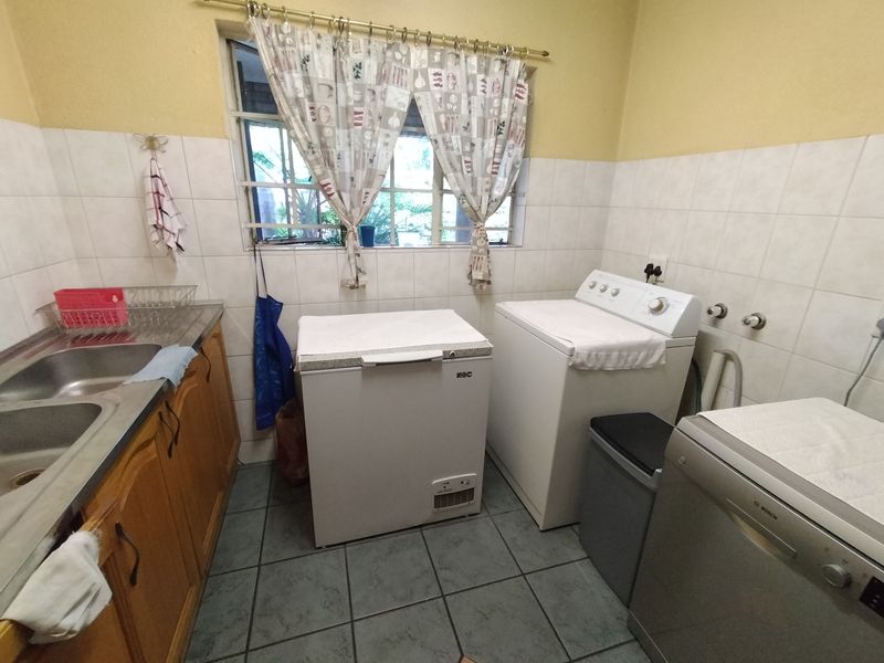 Exquisite Move-In Ready Home in Sought-After Ninapark - Photo 9