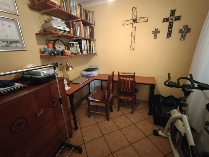 Exquisite Move-In Ready Home in Sought-After Ninapark - Photo 4