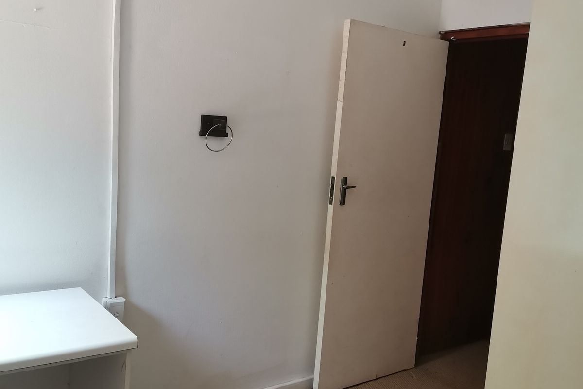 9-Bedroom House with 6 Separate Flatlets - Ideal for Shared Accommodation - Photo 5