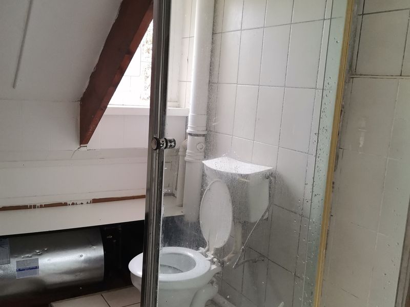 9-Bedroom House with 6 Separate Flatlets - Ideal for Shared Accommodation - Photo 2