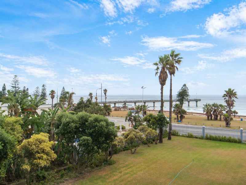 Downsize Without Compromise – 3 Bedroom Apartment on Hobie Beach - Photo 2
