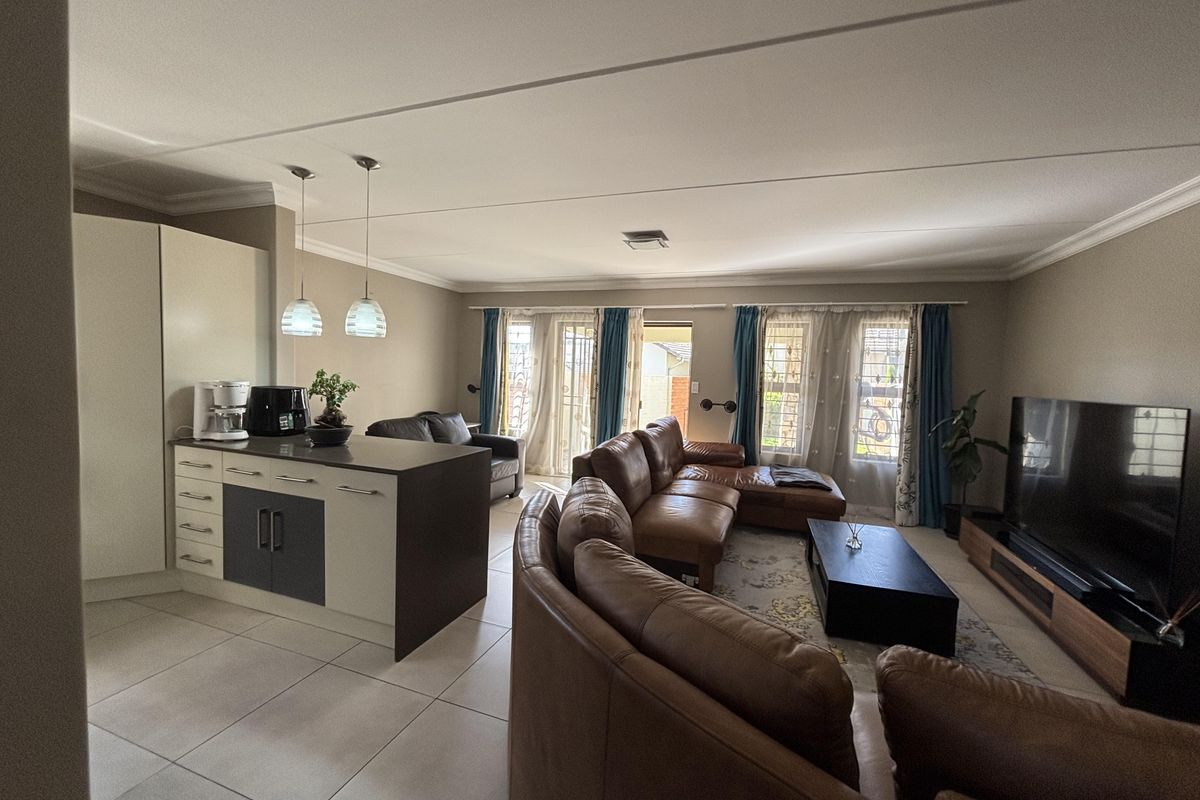 A Beautiful Balance of Comfort, Style & Security – Modern Duplex Living in Riverbend Estate, Kyalami - Photo 3