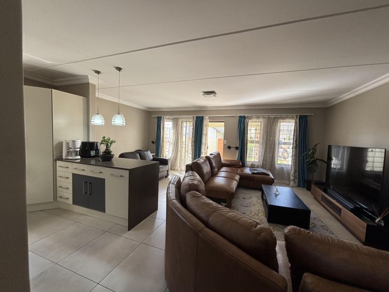A Beautiful Balance of Comfort, Style & Security – Modern Duplex Living in Riverbend Estate, Kyalami - Photo 3