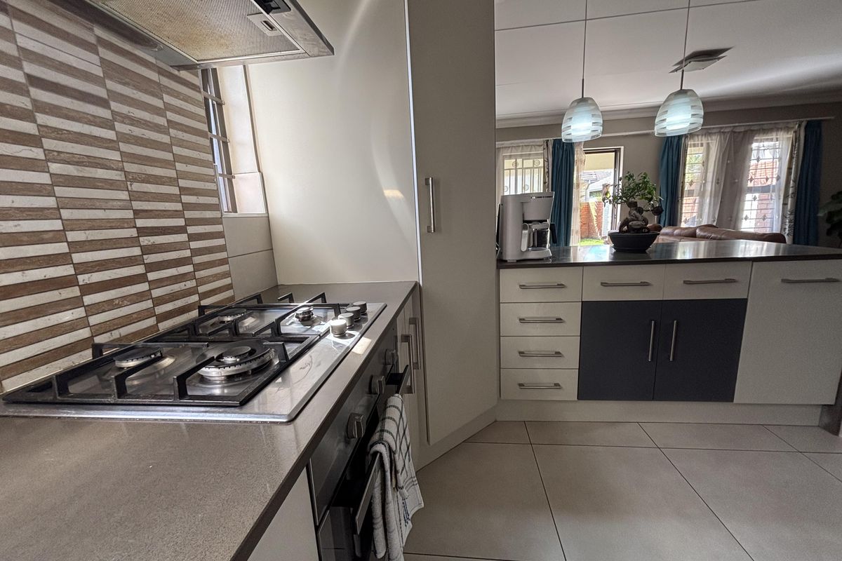 A Beautiful Balance of Comfort, Style & Security – Modern Duplex Living in Riverbend Estate, Kyalami - Photo 5