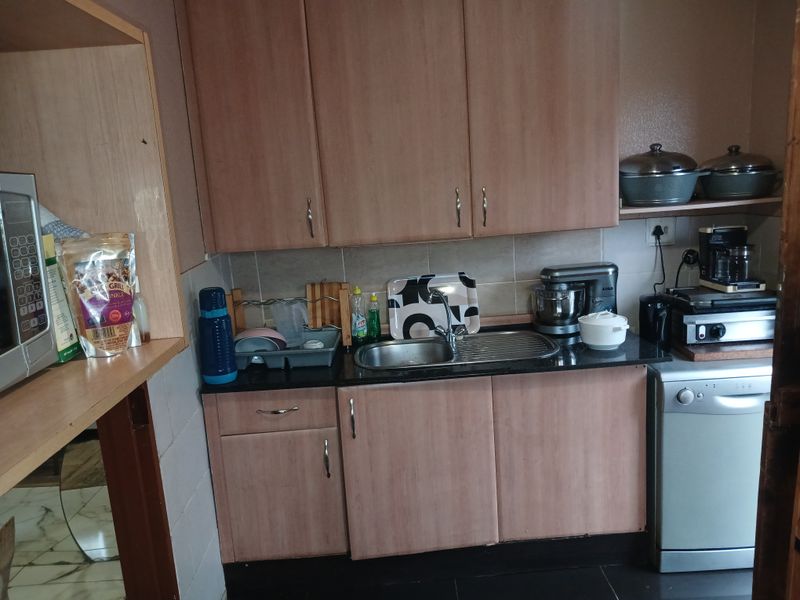 2 beds family home in a secure location - Photo 4