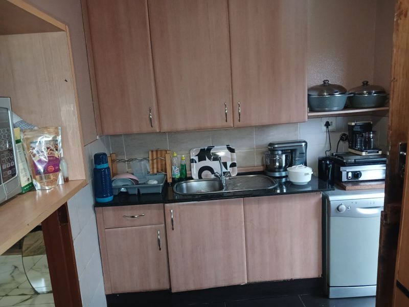2 beds family home in a secure location - Photo 3