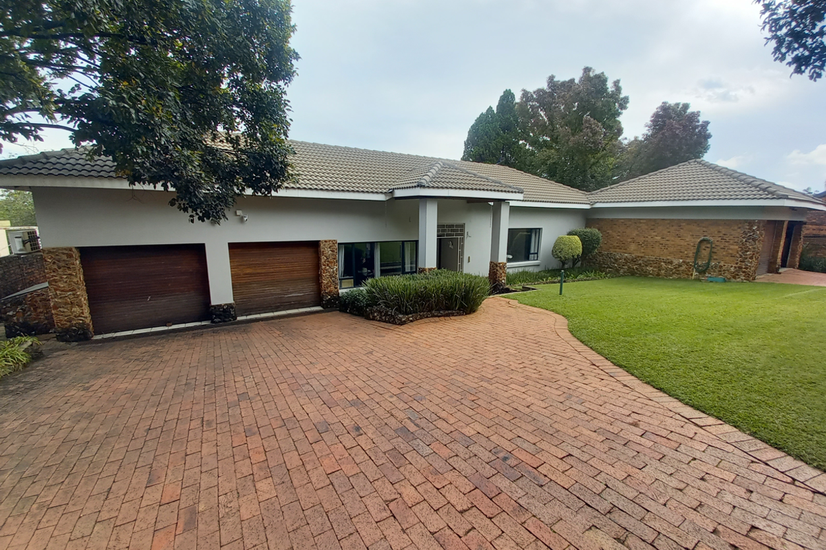 This is the one - Monument park living at its best! - Photo 2