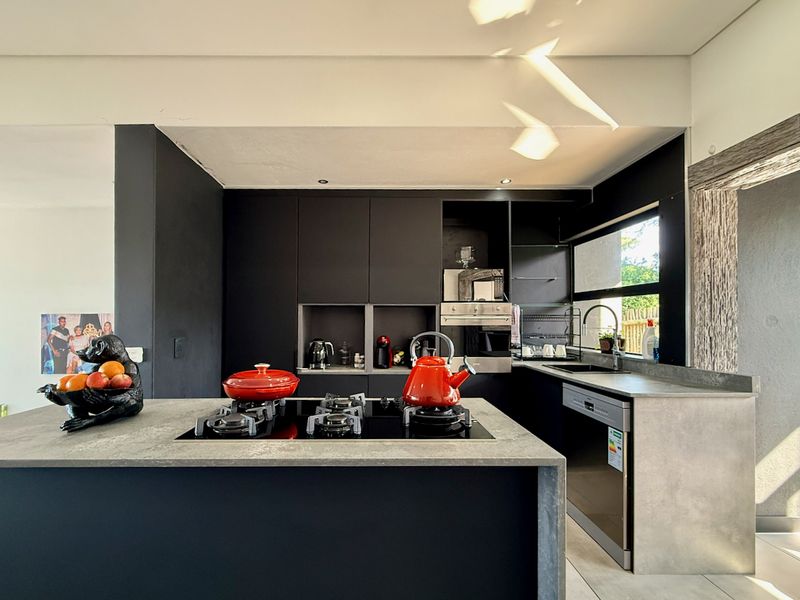Elegant Estate Living in Palm Lakes - Photo 6