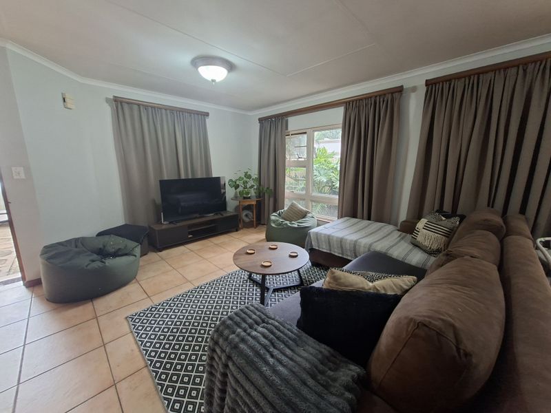 Full Title Home in small secure private complex - Photo 5