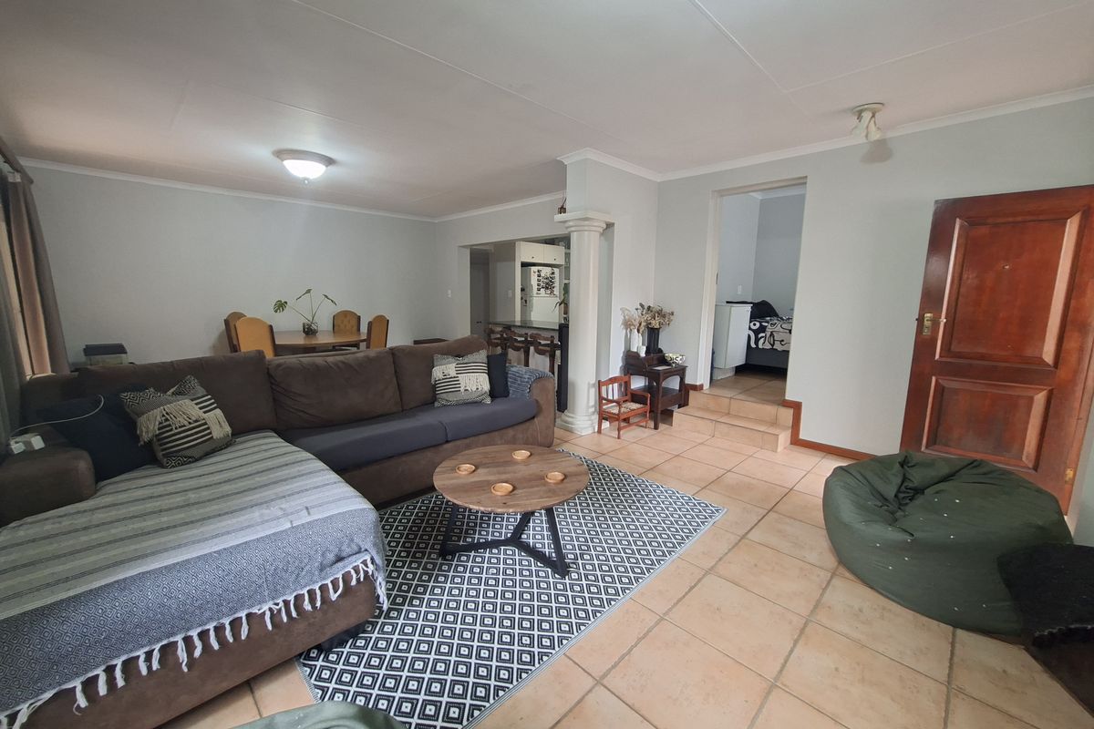 Full Title Home in small secure private complex - Photo 4