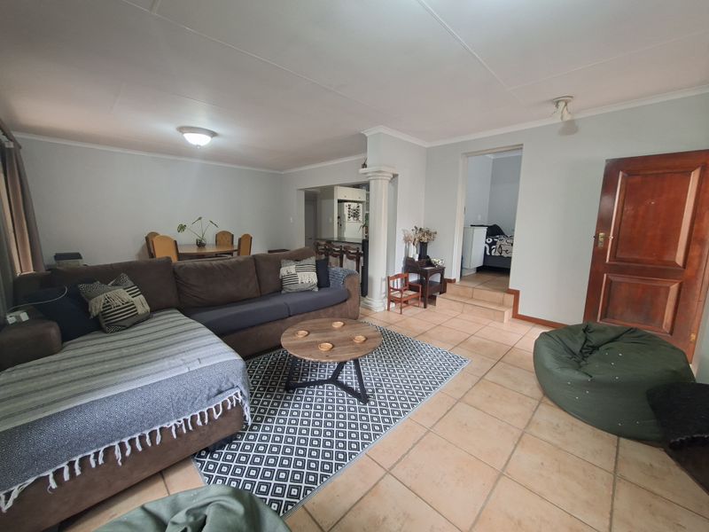 Full Title Home in small secure private complex - Photo 4