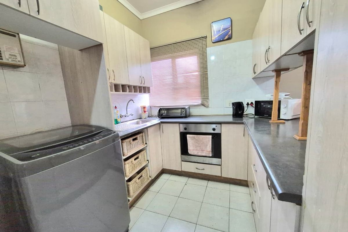 2 bedroom flat - Photo 3