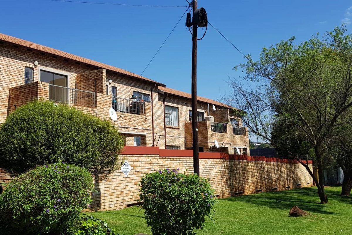 Lovely 2-Bedroom Unit in Roodekrans - Photo 2