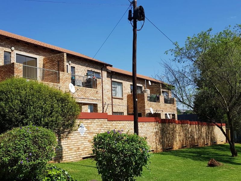 Lovely 2-Bedroom Unit in Roodekrans - Photo 2