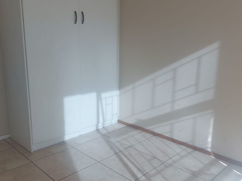 Lovely 2-Bedroom Unit in Roodekrans - Photo 10
