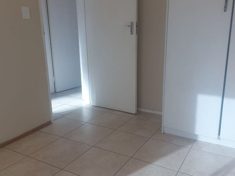 Lovely 2-Bedroom Unit in Roodekrans - Photo 9