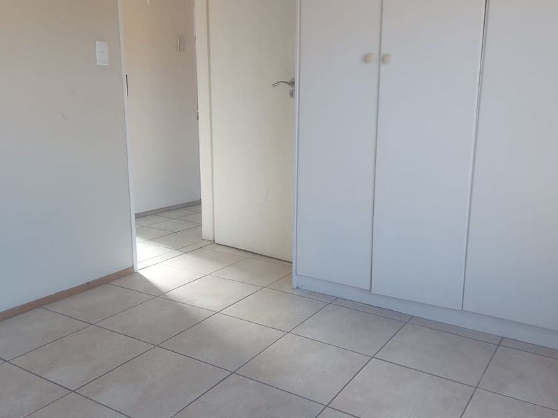 Lovely 2-Bedroom Unit in Roodekrans - Photo 7