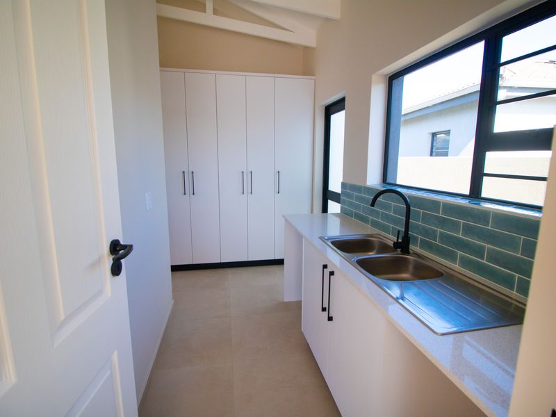 Contemporary Living in Fountains Estate * - Photo 9