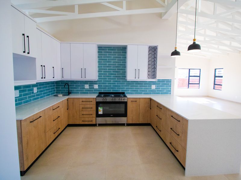 Contemporary Living in Fountains Estate * - Photo 10