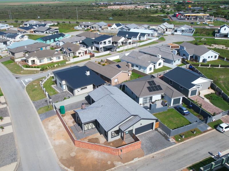 Contemporary Living in Fountains Estate * - Photo 8