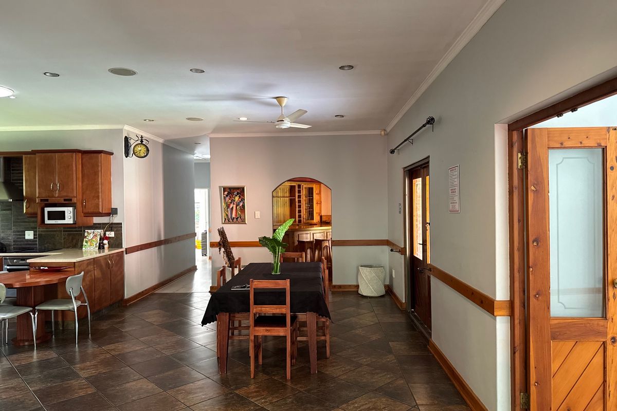 Spacious Three Bedroom Family Home with Granny Flat, Pool & Lovely Entertainment Features - Photo 3