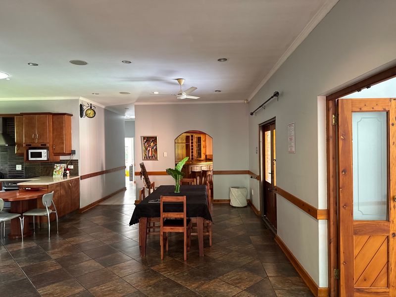 Spacious Three Bedroom Family Home with Granny Flat, Pool & Lovely Entertainment Features - Photo 3