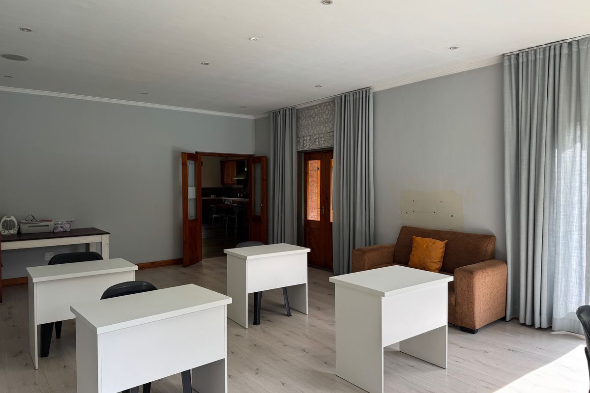 Spacious Three Bedroom Family Home with Granny Flat, Pool & Lovely Entertainment Features - Photo 2