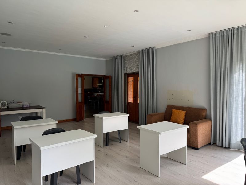 Spacious Three Bedroom Family Home with Granny Flat, Pool & Lovely Entertainment Features - Photo 2