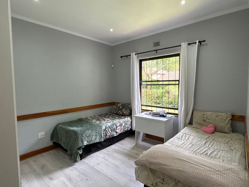 Spacious Three Bedroom Family Home with Granny Flat, Pool & Lovely Entertainment Features - Photo 9